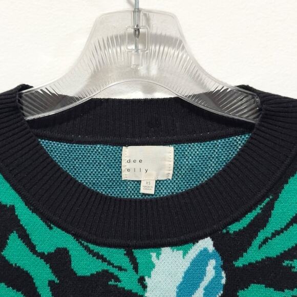 dee elly - Women's Vibrant, Floral, Cropped Crewneck Sweater (XS) - Picture 4 of 4